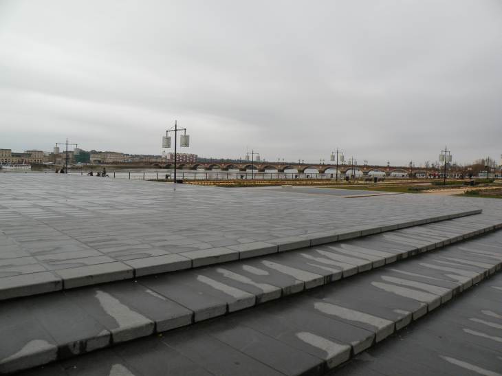  les quais et le pont de pierre